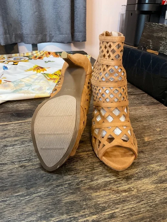 Tan gladiator sandals - Picture 2 of 2